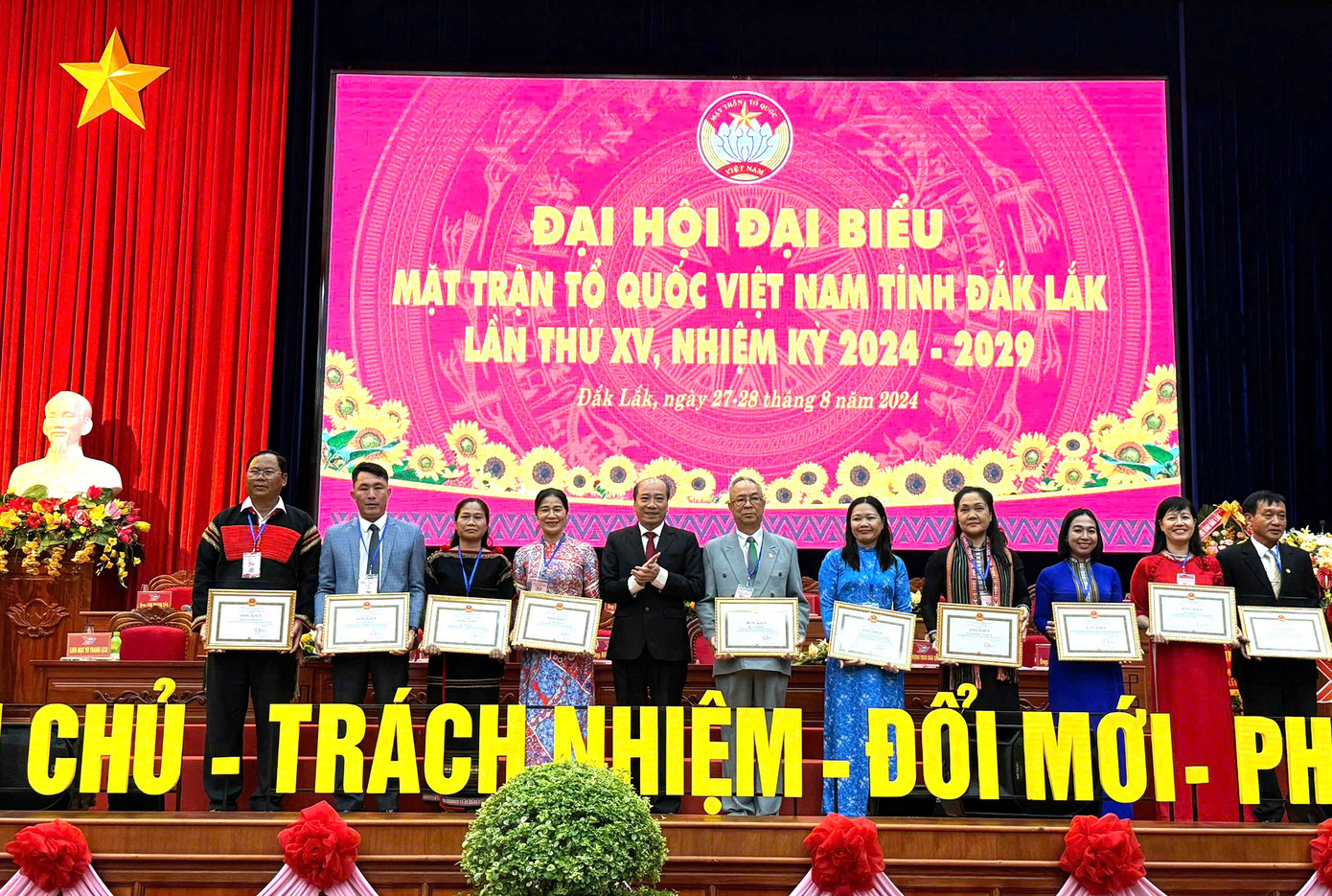 Các tập thể, cá nhân có thành tích xuất sắc trong nhiệm kì qua được tặng Bằng khen Các tập thể, cá nhân có thành tích xuất sắc trong nhiệm kì qua được tặng Bằng khen