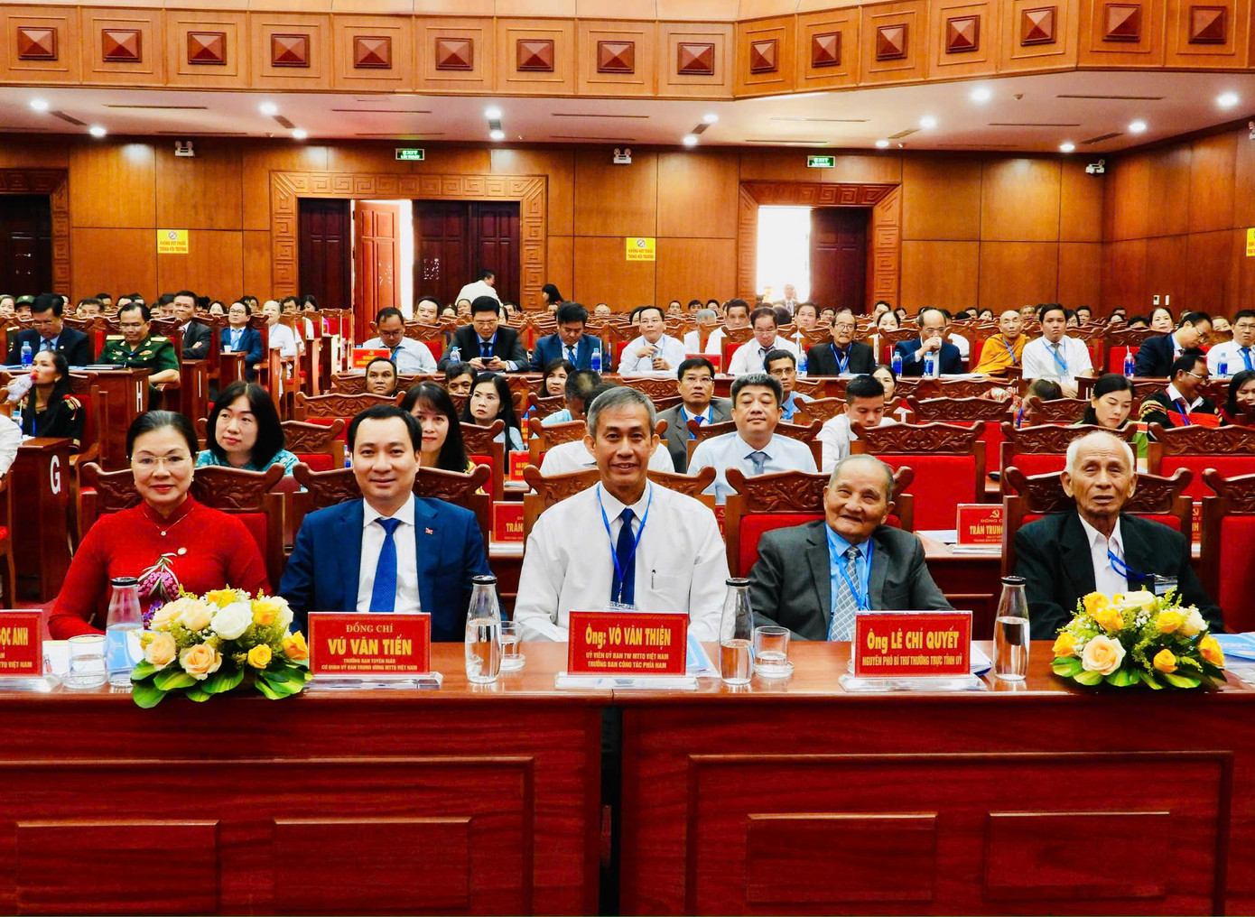 Phó Chủ tịch Uỷ ban Trung ương MTTQ Việt Nam Trương Thị Ngọc Ánh (ngoài cùng, bên trái) cùng các đại biểu tham dự đại hội Phó Chủ tịch Uỷ ban Trung ương MTTQ Việt Nam Trương Thị Ngọc Ánh (ngoài cùng, bên trái) cùng các đại biểu tham dự đại hội