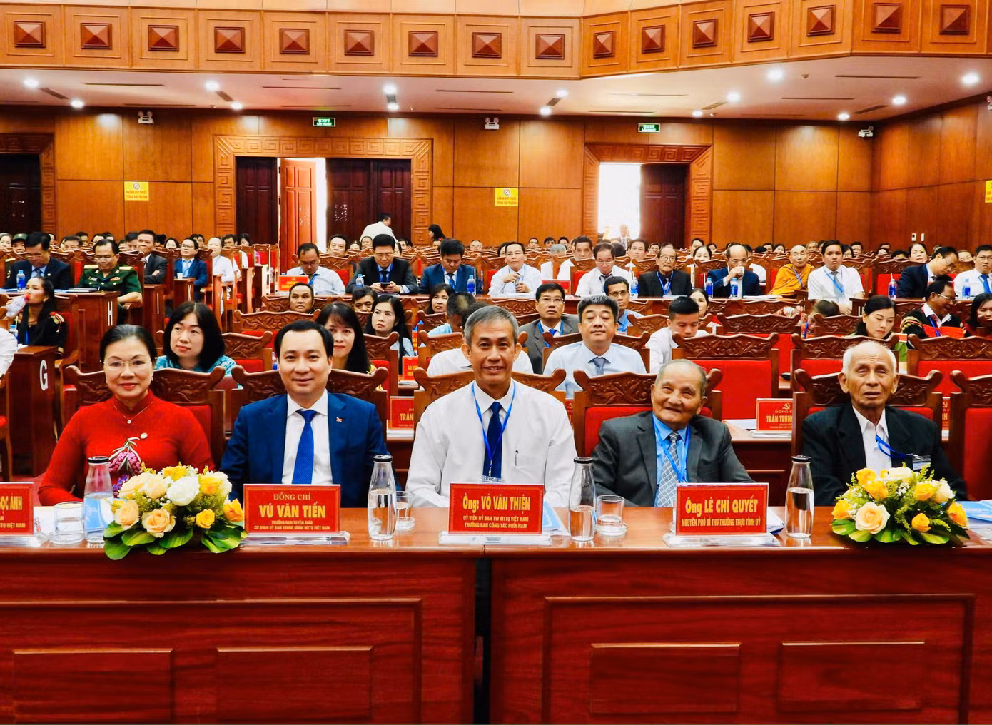 Phó Chủ tịch Uỷ ban Trung ương MTTQ Việt Nam Trương Thị Ngọc Ánh (ngoài cùng, bên trái) cùng các đại biểu tham dự đại hội