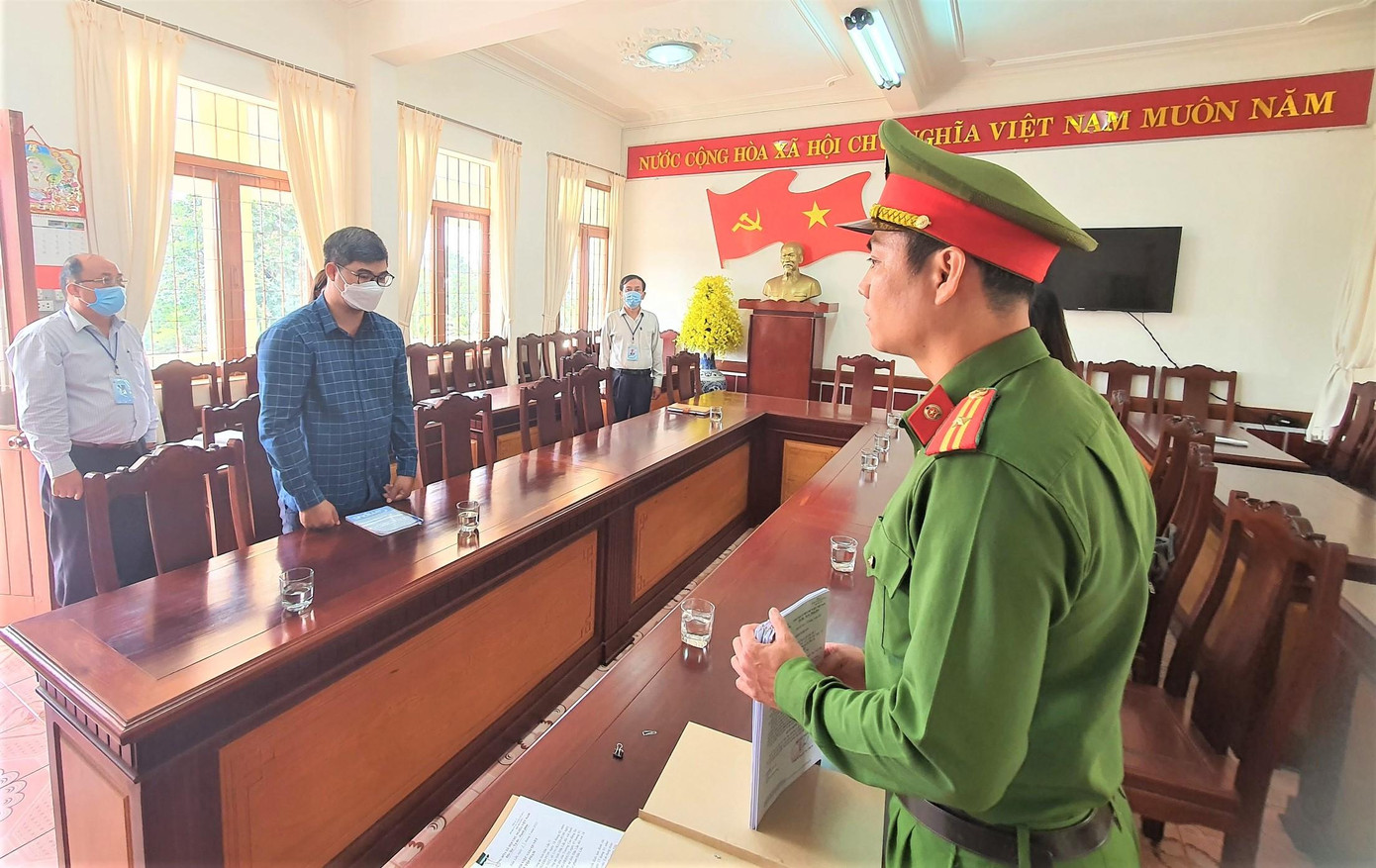 Ông Trần Văn Khương nghe cơ quan chức năng đọc lệnh khởi tố