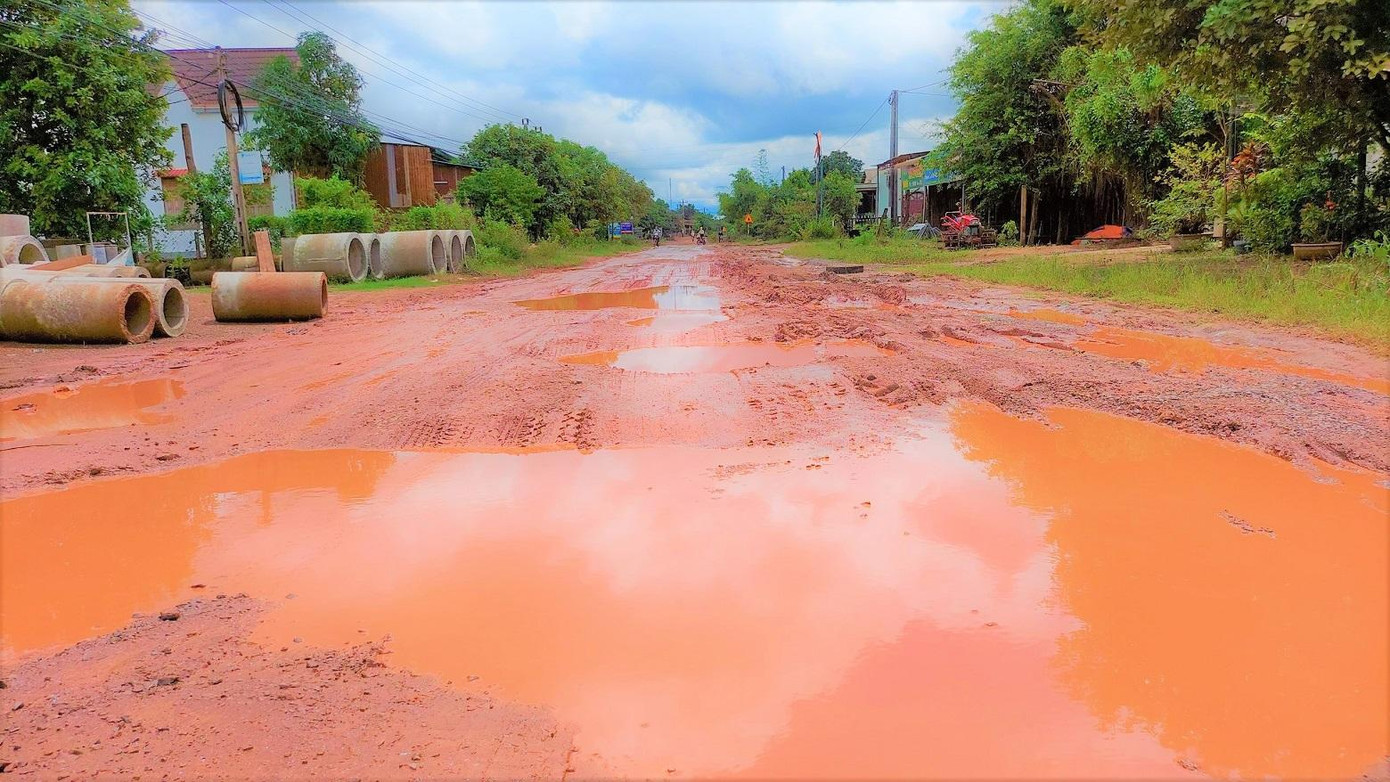 Con đường vào xã Ea Rốk (huyện Ea Súp) trơn trượt, nhão nhoẹt