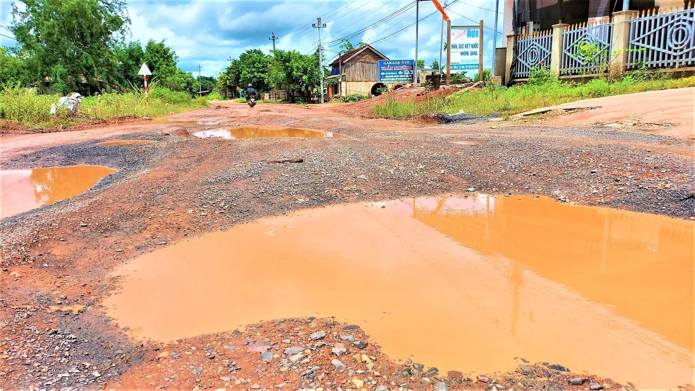 Nhiều "ổ voi", "ổ gà" trên đường vào xã Ea Rốk, huyện Ea Súp