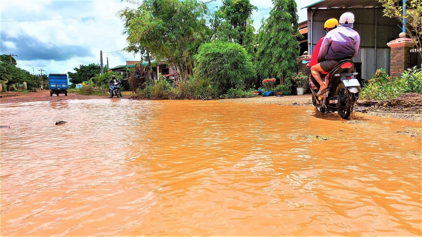 Cứ đến mùa mưa, nhiều đoạn đường tại xã Ea Rốk ứ đọng nước