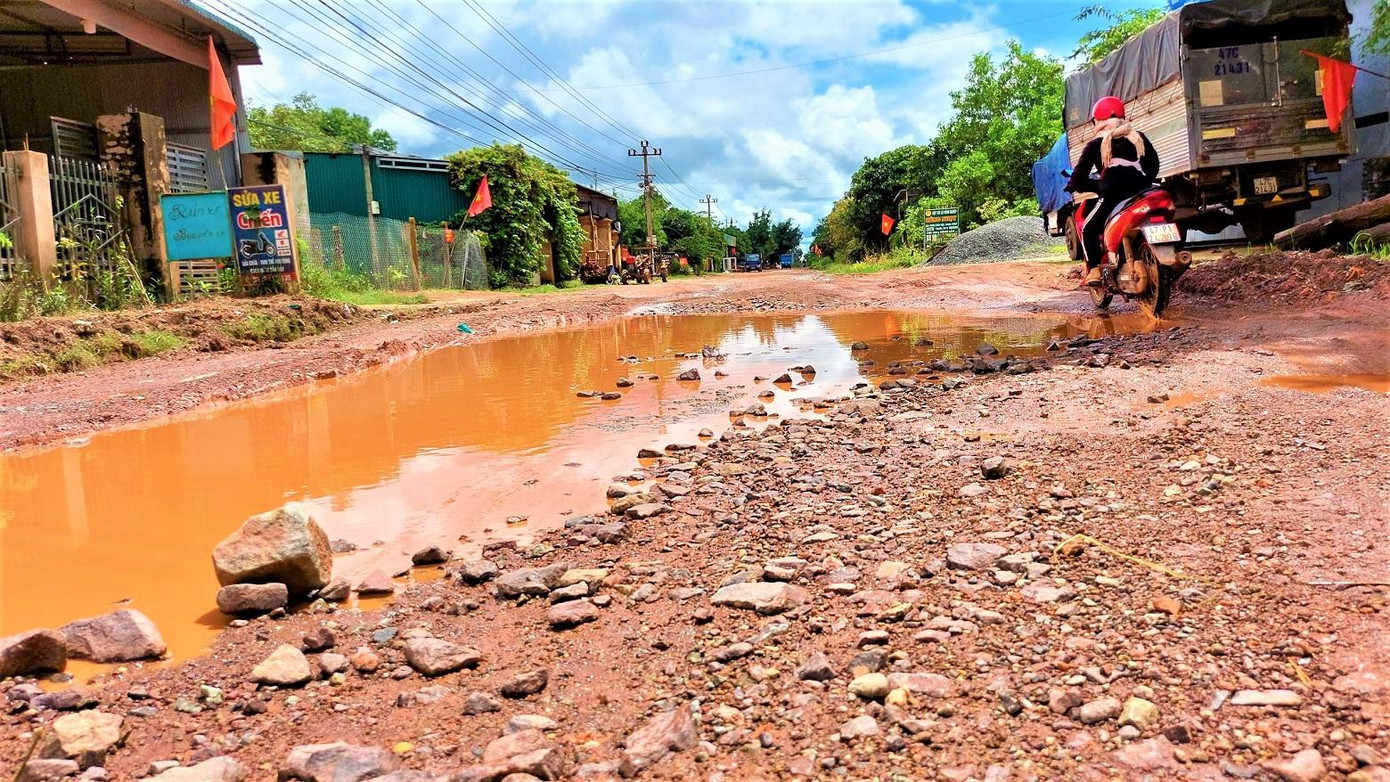 Một đoạn đường qua xã Ea Rốk lởm chởm đá