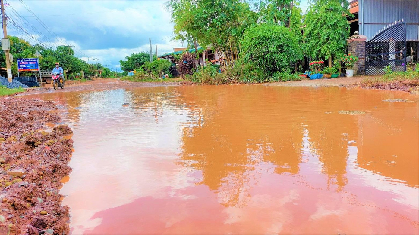 Người dân xã Ea Rốk nhiều lần kiến nghị sớm sửa chữa con đường