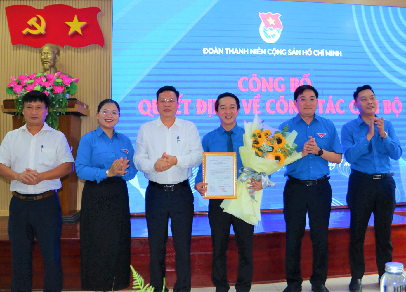 Anh Trương Văn Bình nhận Quyết định và hoa chúc mừng Anh Trương Văn Bình nhận Quyết định và hoa chúc mừng