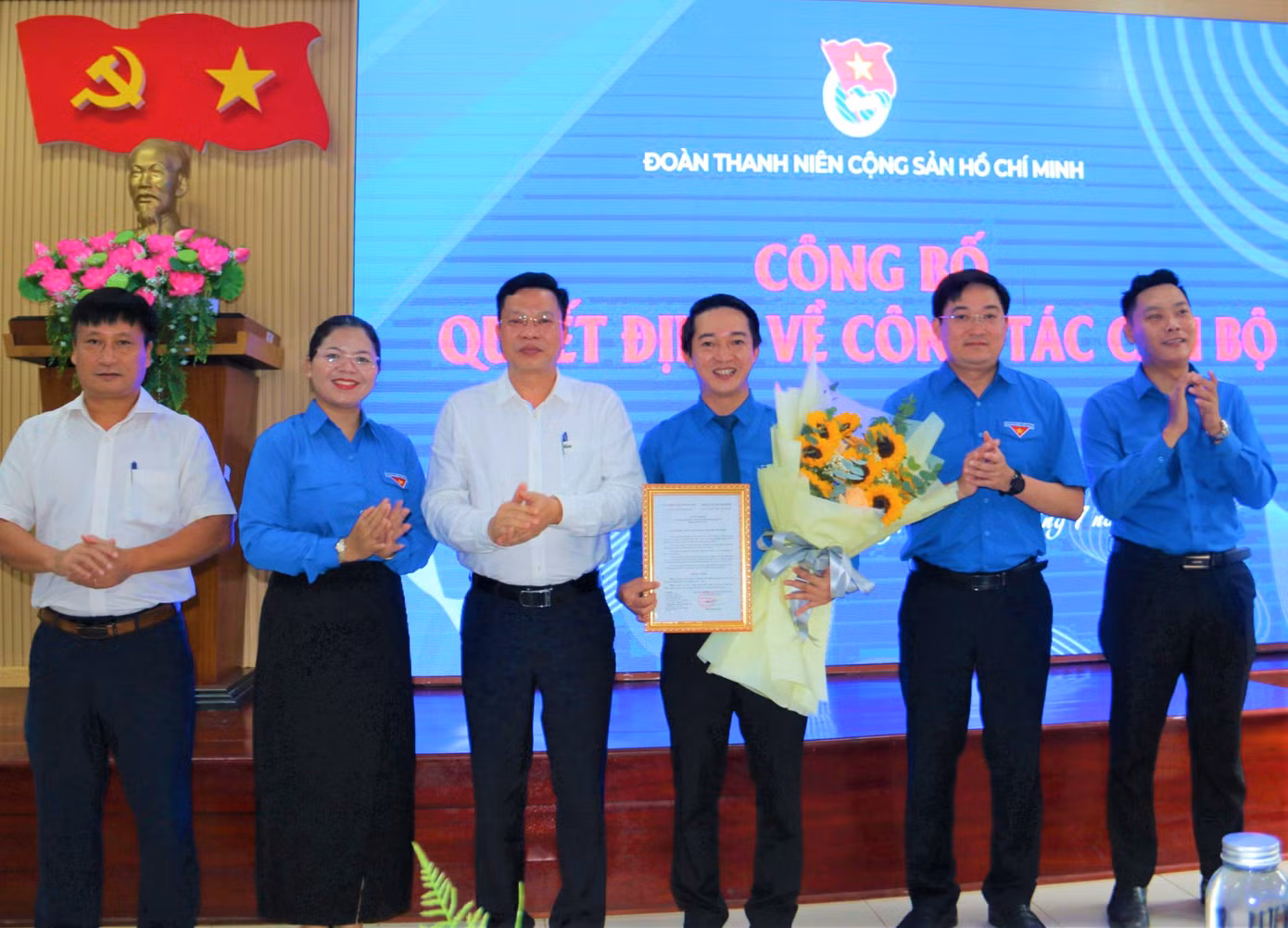 Anh Trương Văn Bình nhận Quyết định và hoa chúc mừng