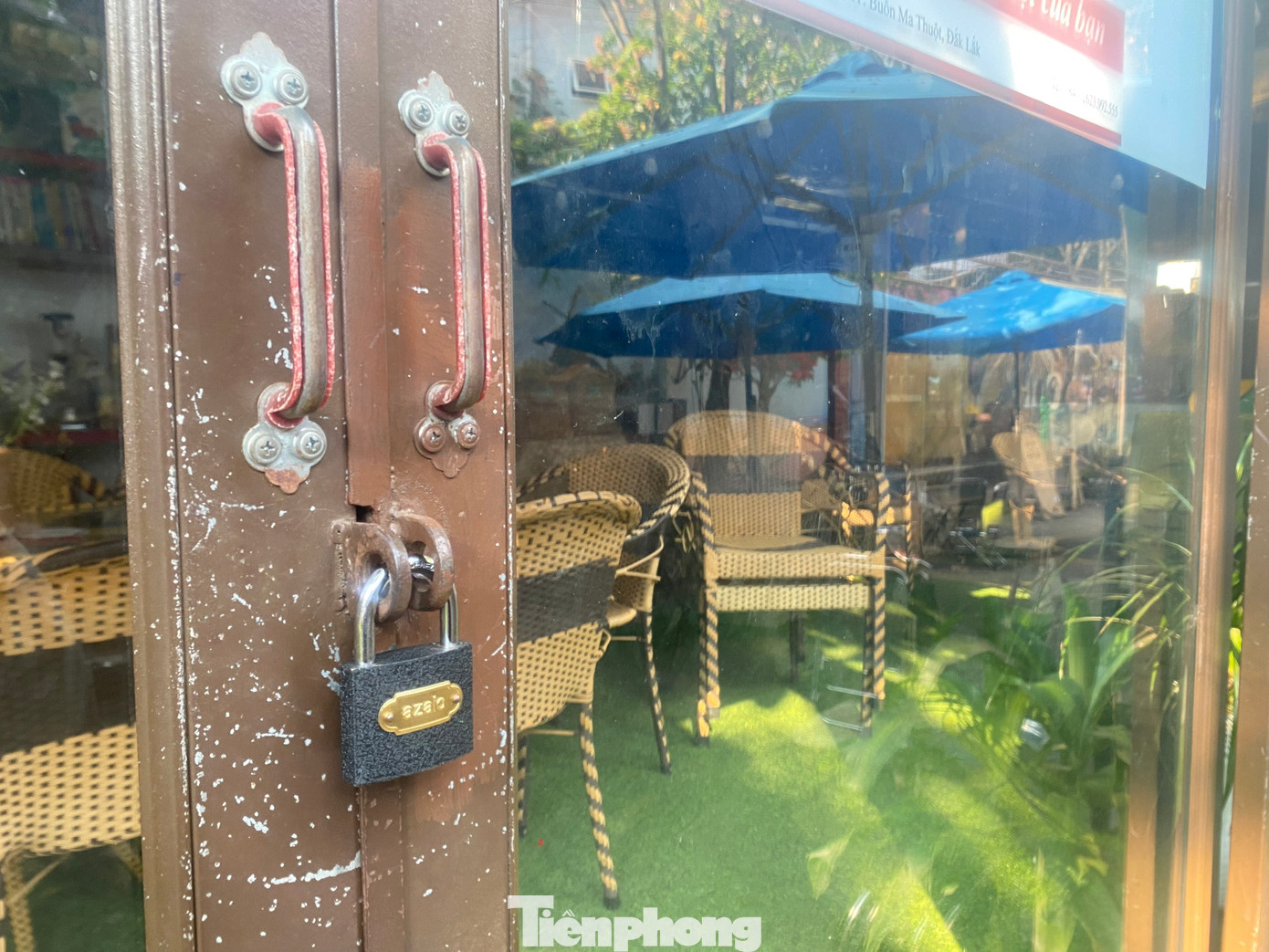 Một gian hàng khóa cửa dù ngày cuối tuần