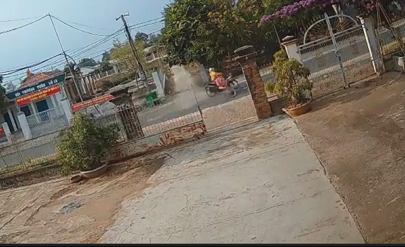 Hình ảnh nam thanh niên áo vàng, tông vào bé gái được camera của người dân ghi lại