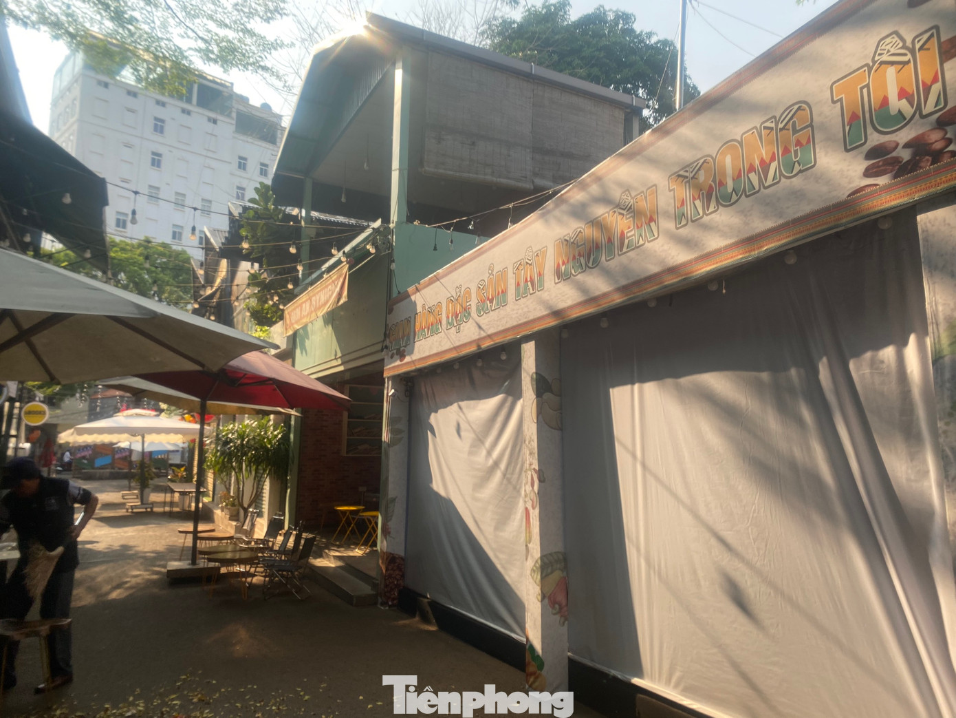 Một gian hàng phủ màn kín.