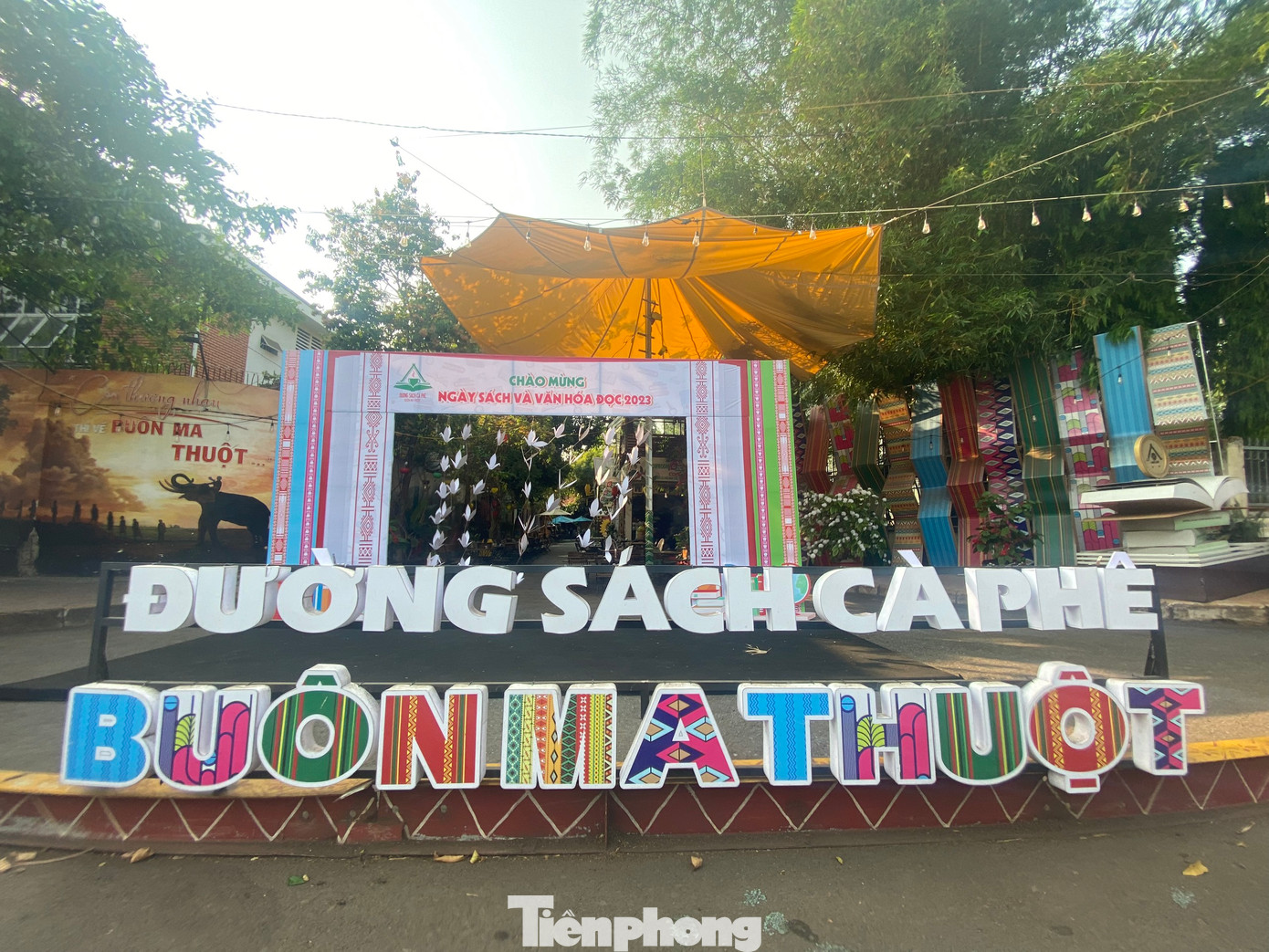 Đường sách vắng khách.