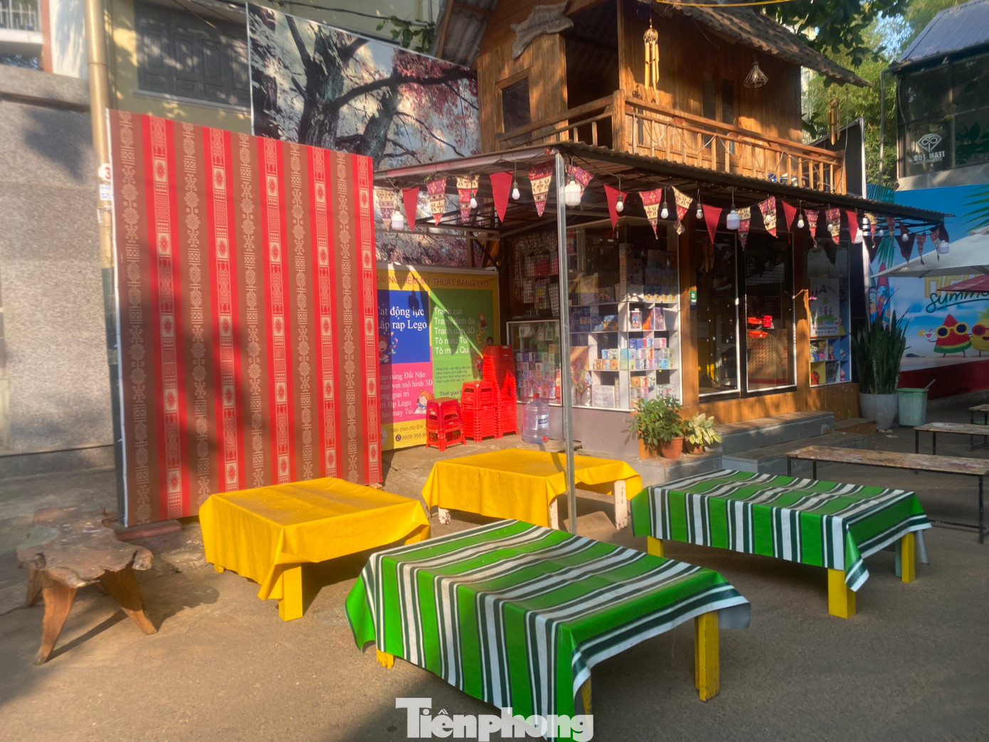 Một gian hàng mở cửa nhưng vắng khách.