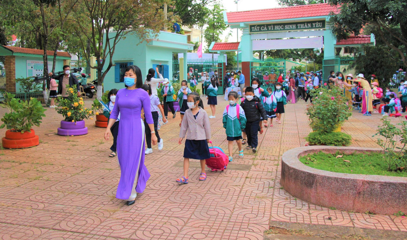 Học sinh bậc tiểu học trên địa bàn thành phố Buôn Ma Thuột vừa trở lại trường ngày 14/2