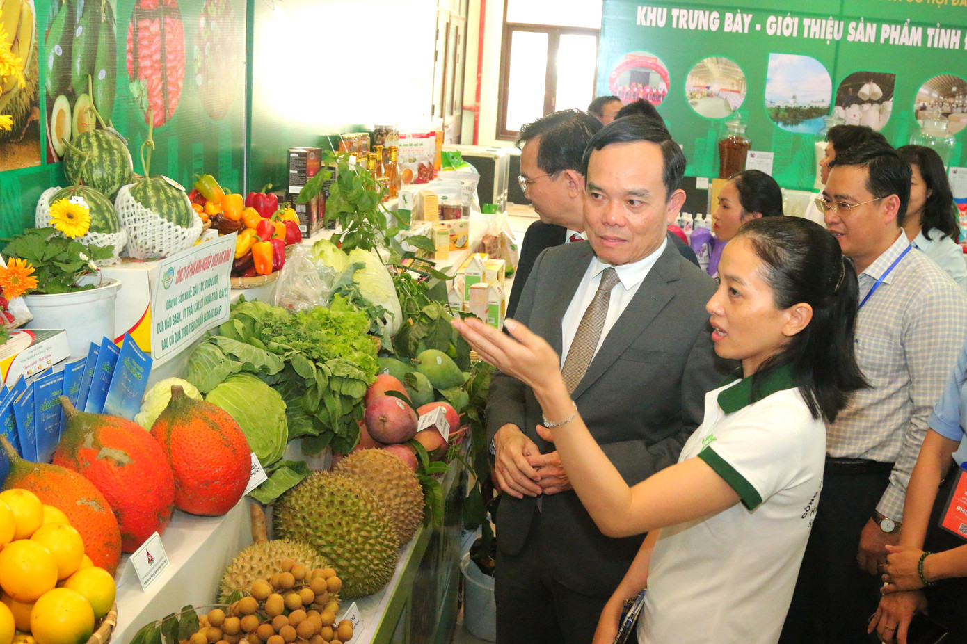 Phó Thủ tướng Trần Lưu Quang thăm các gian hàng trưng bày sản phẩm Đắk Nông Phó Thủ tướng Trần Lưu Quang thăm các gian hàng trưng bày sản phẩm Đắk Nông