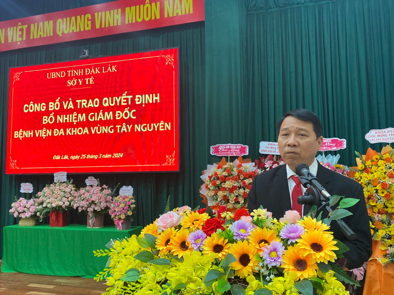 Tân giám đốc Bệnh viện Đa khoa Vùng Tây Nguyên Nguyễn Đăng Giáp Tân giám đốc Bệnh viện Đa khoa Vùng Tây Nguyên Nguyễn Đăng Giáp