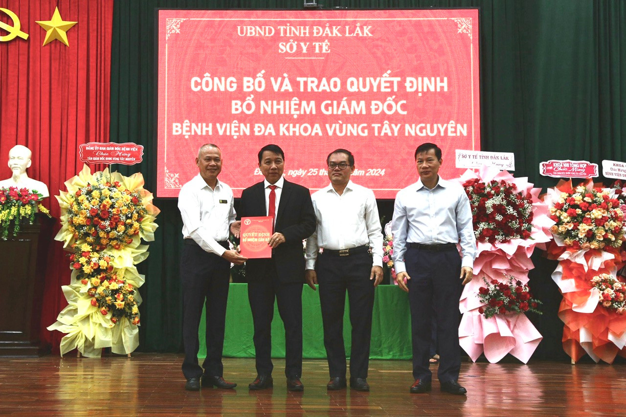 Lãnh đạo Sở Y tế trao quyết định bổ nhiệm Giám đốc Bệnh viện Đa khoa Vùng Tây Nguyên Lãnh đạo Sở Y tế trao quyết định bổ nhiệm Giám đốc Bệnh viện Đa khoa Vùng Tây Nguyên