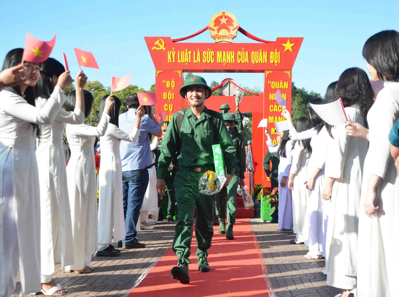 Tân binh bước qua cầu vinh quang Tân binh bước qua cầu vinh quang