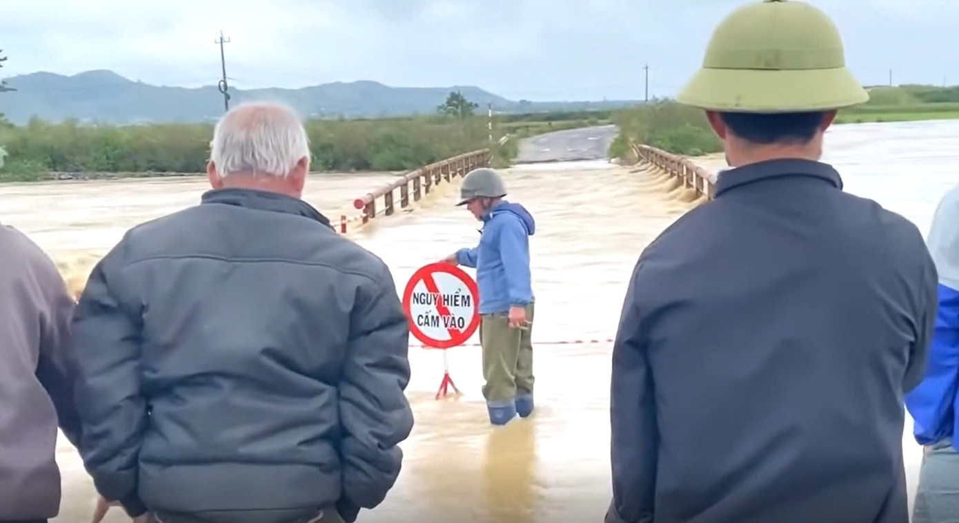 Chính quyền tạm thời không cho người dân lưu thông qua cầu Chính quyền tạm thời không cho người dân lưu thông qua cầu