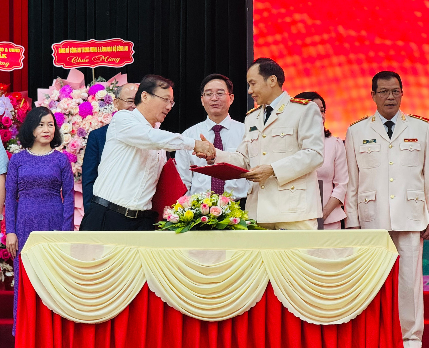 Cảng hàng không Buôn Ma Thuột bàn giao chức năng, nhiệm vụ quản lý nhà nước về bảo đảm an ninh hàng không về Công an tỉnh Đắk Lắk. Cảng hàng không Buôn Ma Thuột bàn giao chức năng, nhiệm vụ quản lý nhà nước về bảo đảm an ninh hàng không về Công an tỉnh Đắk Lắk.