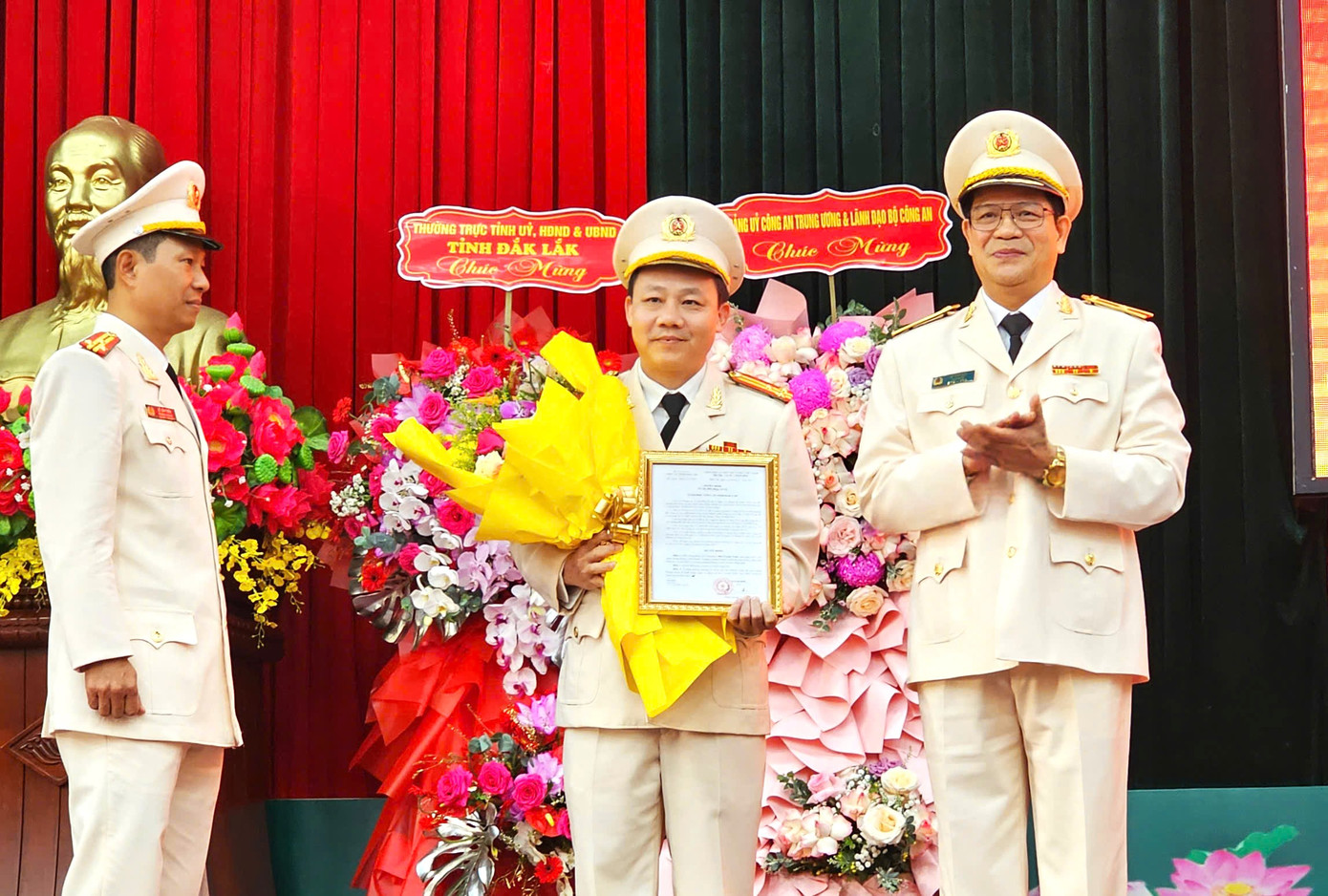 Giám đốc Công an tỉnh Đắk Lắk - Thiếu tướng Lê Vinh Quy (bìa phải) trao quyết định điều động, bổ nhiệm công tác mới cho các cán bộ. Giám đốc Công an tỉnh Đắk Lắk - Thiếu tướng Lê Vinh Quy (bìa phải) trao quyết định điều động, bổ nhiệm công tác mới cho các cán bộ.