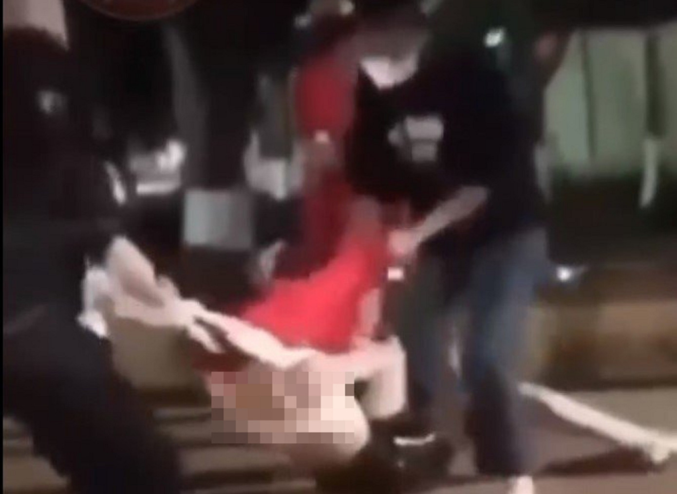 Thiếu nữ áo đỏ bị đánh hội đồng