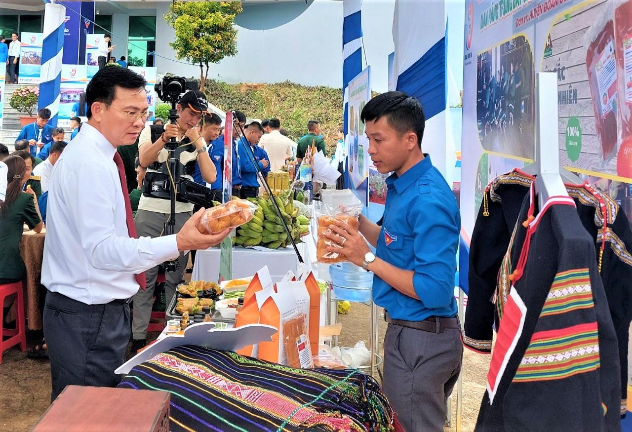 Ông Hồ Văn Mười - Chủ tịch UBND tỉnh Đắk Nông tham quan gian hàng tại đại hội Ông Hồ Văn Mười - Chủ tịch UBND tỉnh Đắk Nông tham quan gian hàng tại đại hội