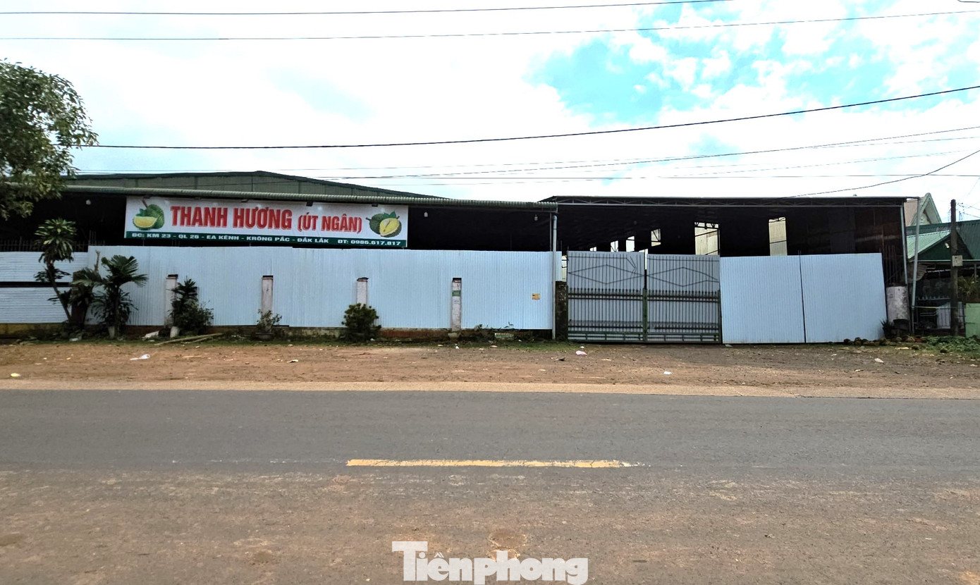 Hình ảnh kho hàng không bóng người.