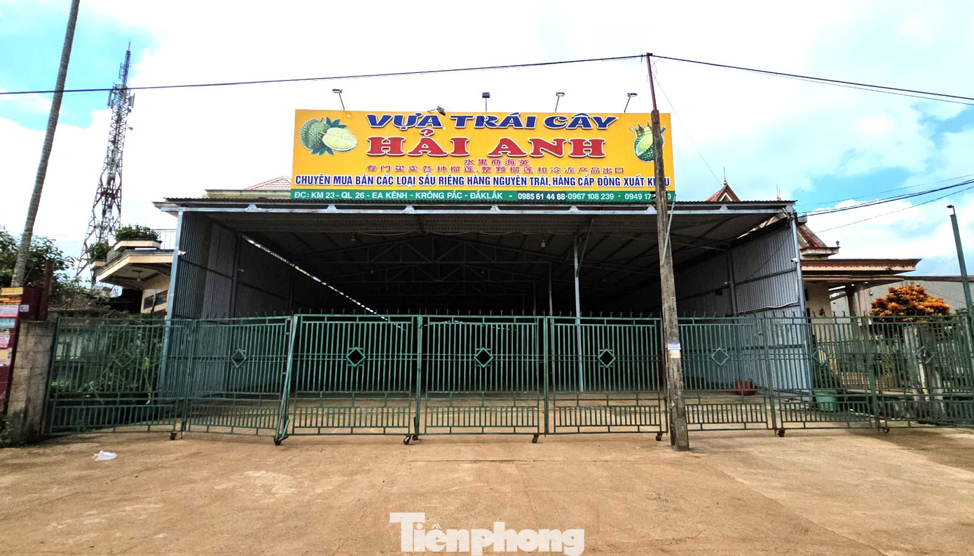 Một vựa thu mua trái cây rào chắn kín cửa.