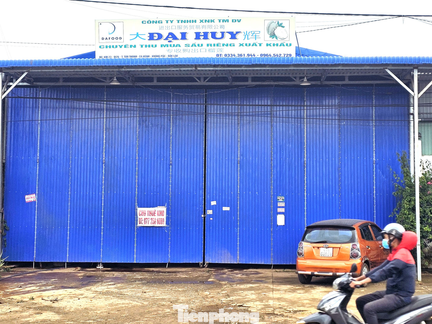 Kho hàng đang được treo bảng cho thuê.