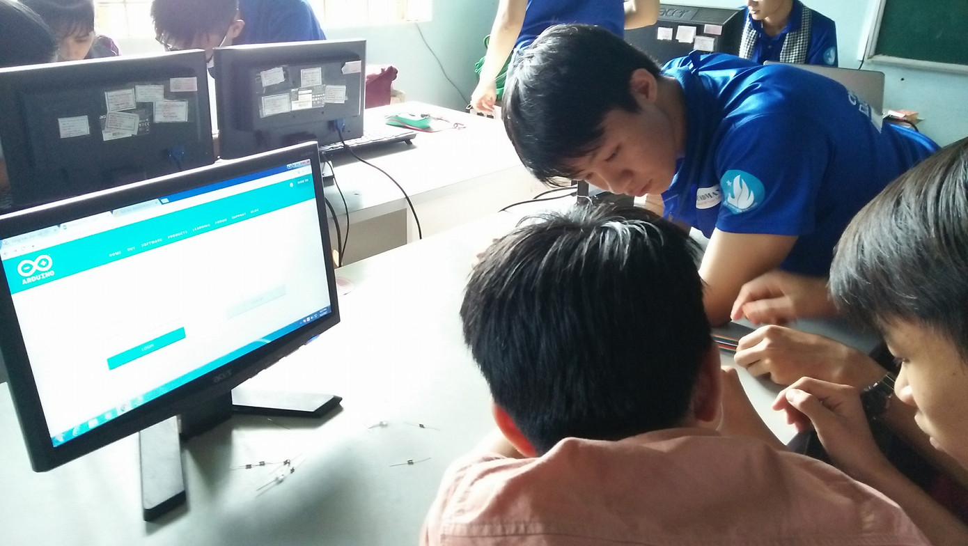 Các chiến sĩ tình nguyện hướng dẫn thiếu nhi làm quen với máy tính