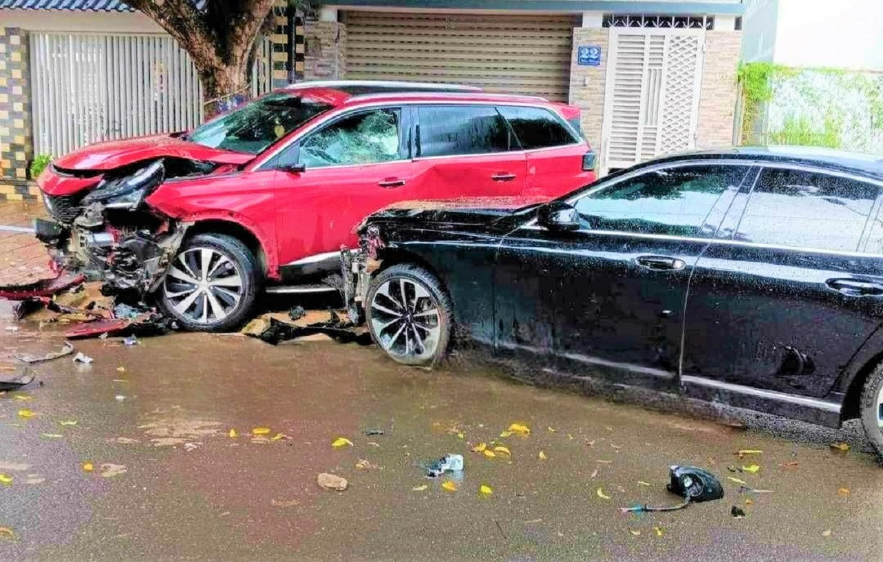 Chiếc ô tô màu đen cũng bị hư hỏng