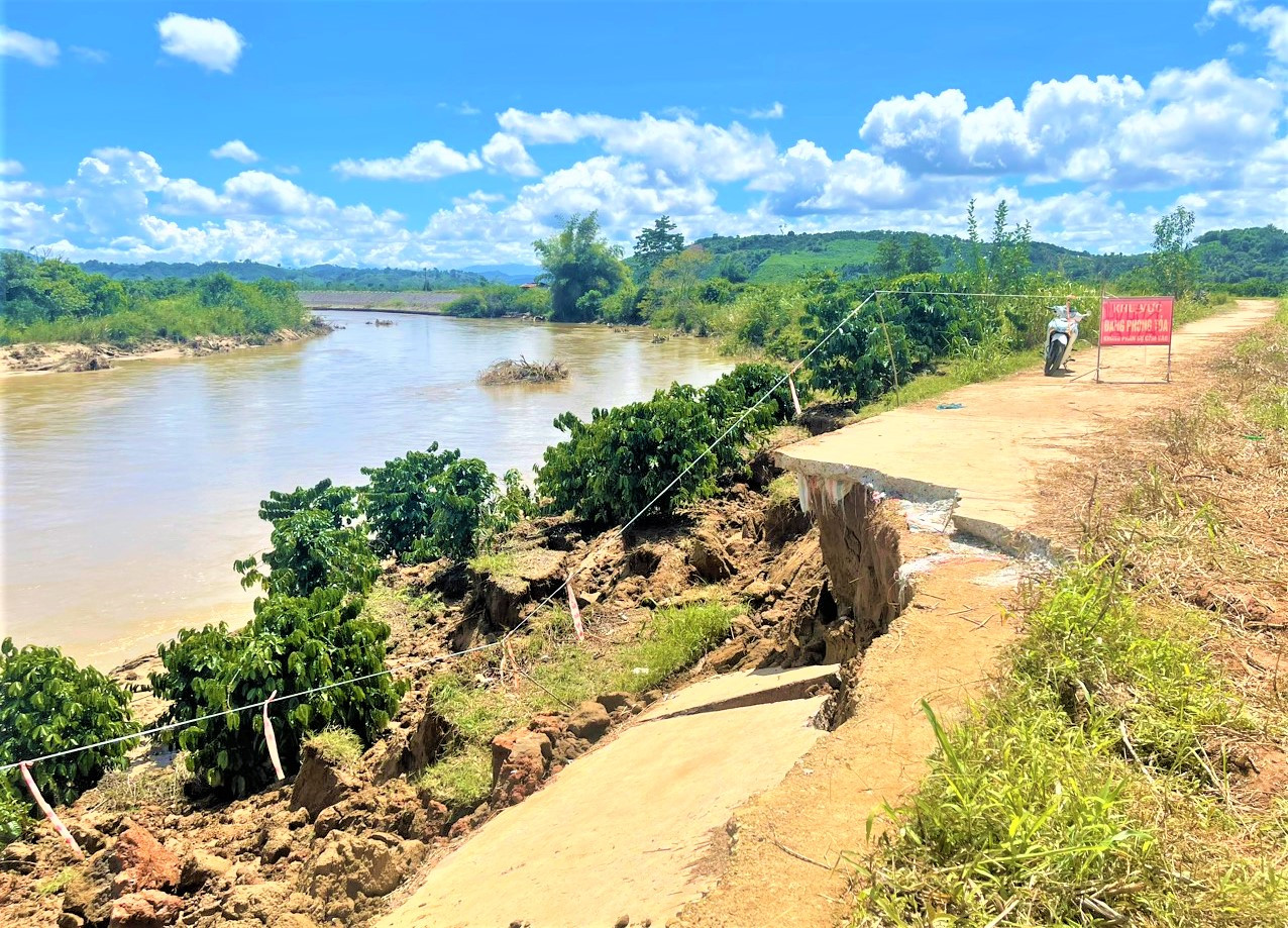 Đoạn đường qua xã Nâm N'đir (huyện Krông Nô) vừa bị hư hỏng do sạt lở bờ sông.