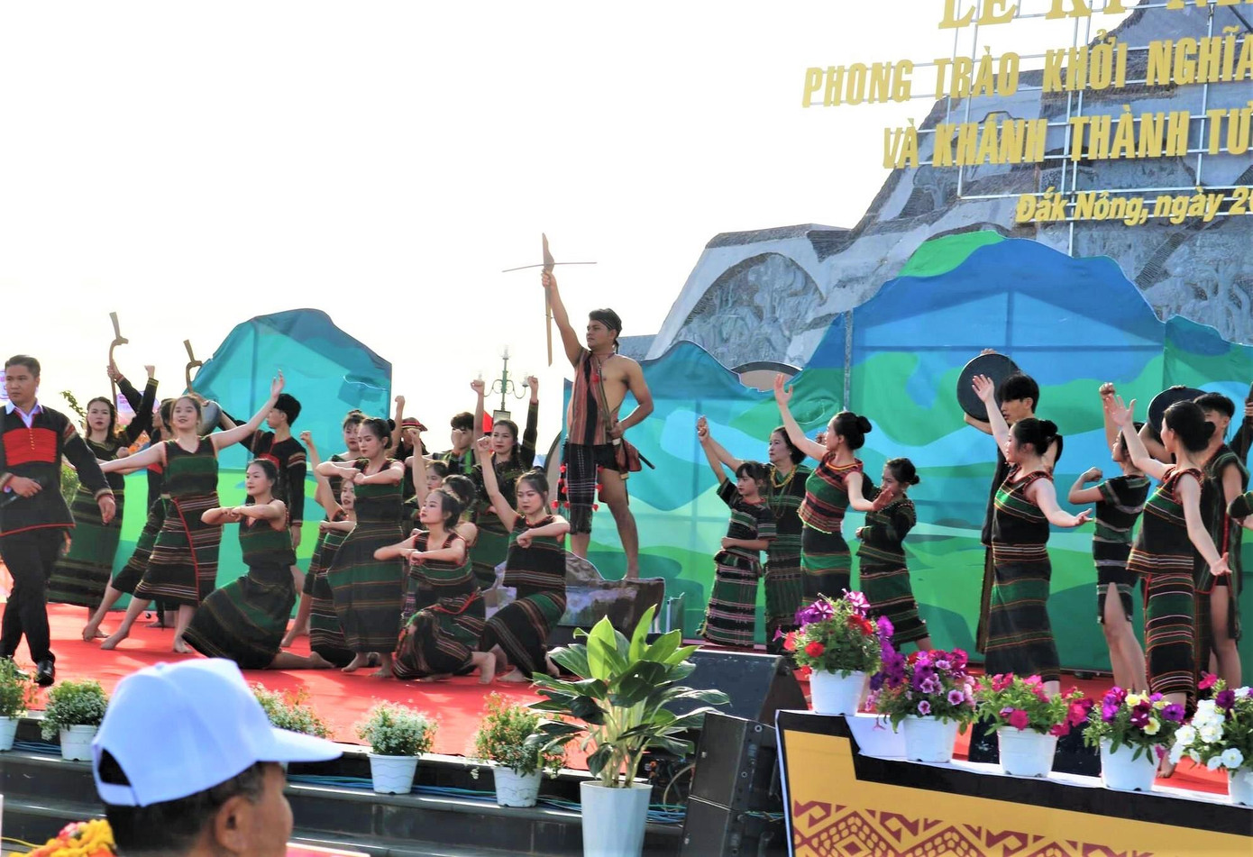 Một tiết mục văn nghệ thể hiện tinh thần, khát vọng của người dân Đắk Nông Một tiết mục văn nghệ thể hiện tinh thần, khát vọng của người dân Đắk Nông