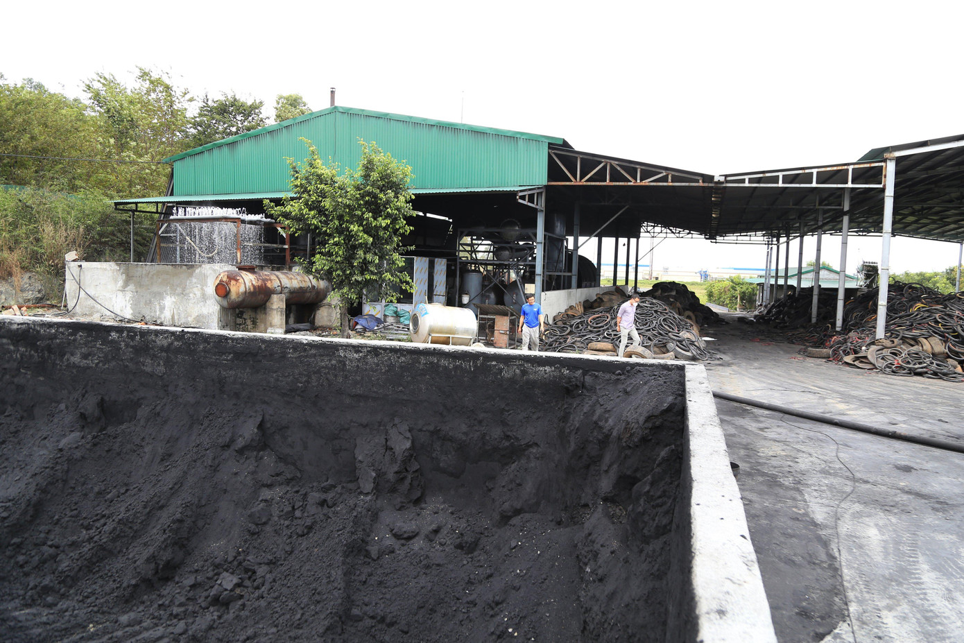 Nhà máy tái chế lốp xe cũ trong khu công nghiệp Tâm Thắng. Ảnh: Lê Phước