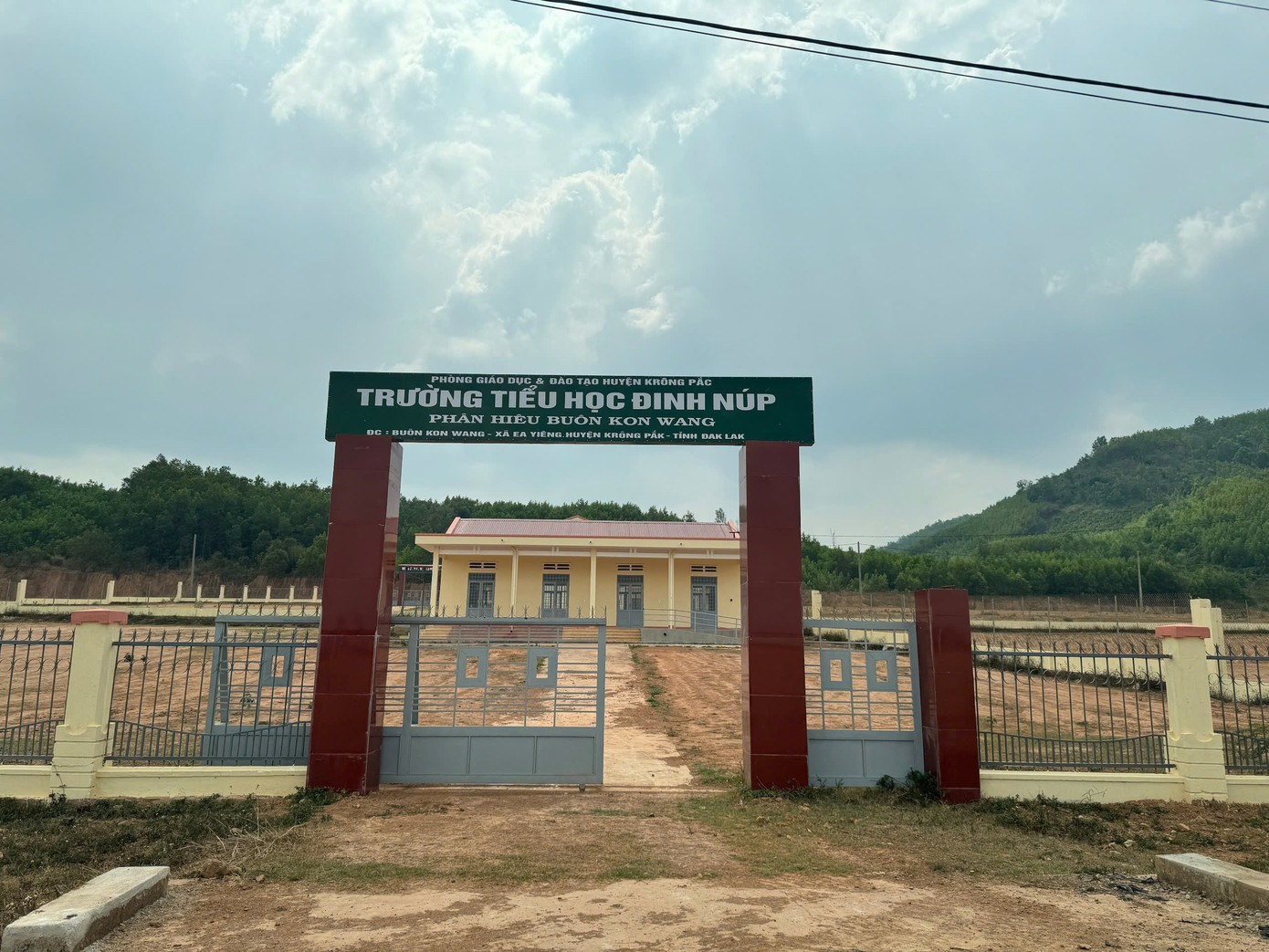 Hạng mục trường học đã được xây dựng xong nhưng đang bị bỏ hoang.