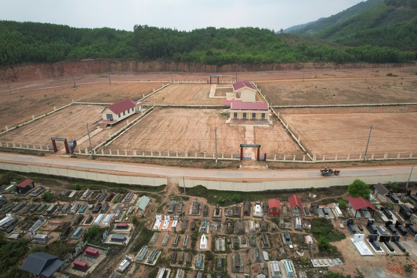 Khu tái định canh, định cư đối diện với nghĩa trang.