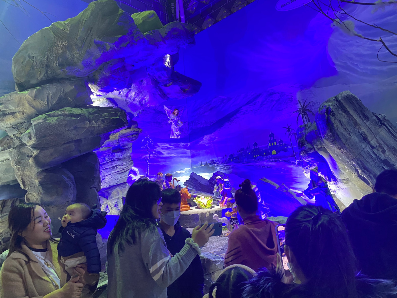 Nhiều người vui mừng khi dịch được kiểm soát, an tâm đi chơi Lễ Giáng sinh Nhiều người vui mừng khi dịch được kiểm soát, an tâm đi chơi Lễ Giáng sinh