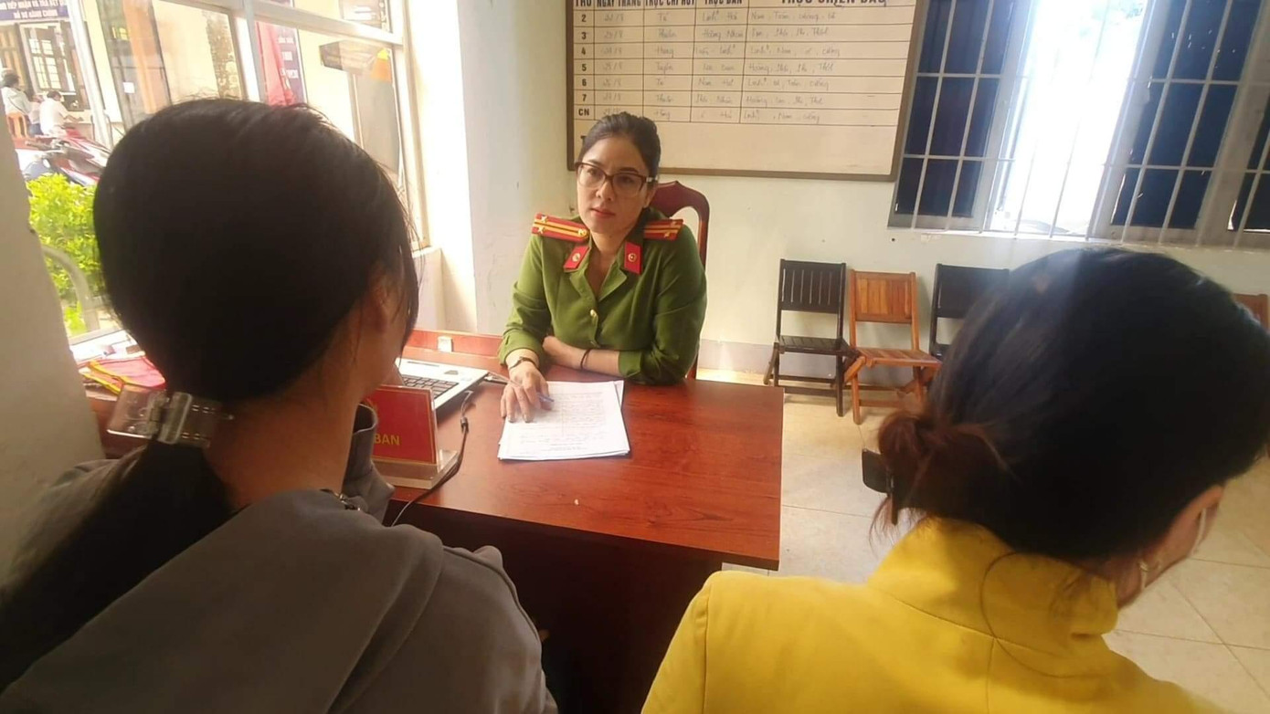 Nữ sinh T. và gia đình tại cơ quan công an