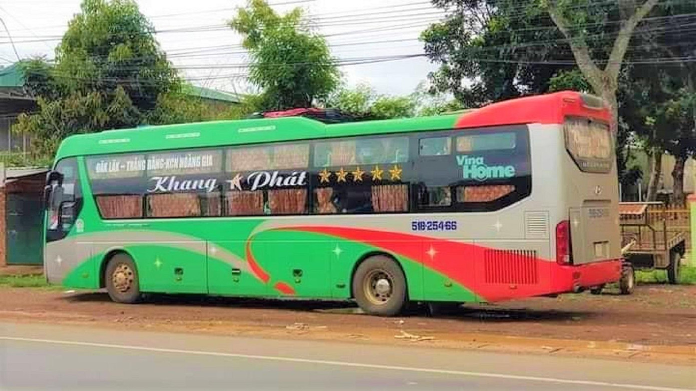 Chiếc xe khách của nhà xe Khang Phát chở quá số người quy định