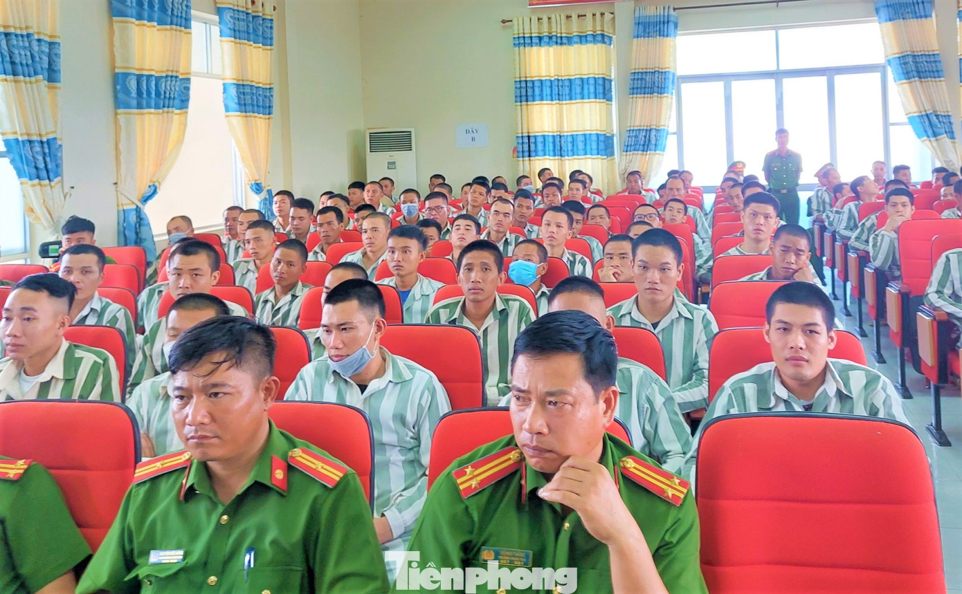 Chiến sĩ, cán bộ trại giam và phạm nhân tham gia chương trình Chiến sĩ, cán bộ trại giam và phạm nhân tham gia chương trình