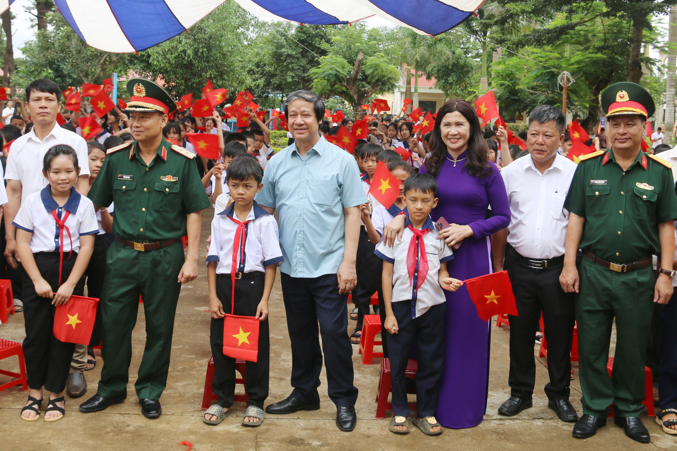 Bộ trưởng Nguyễn Kim Sơn (giữa) thăm học sinh vùng sâu Đắk Nông