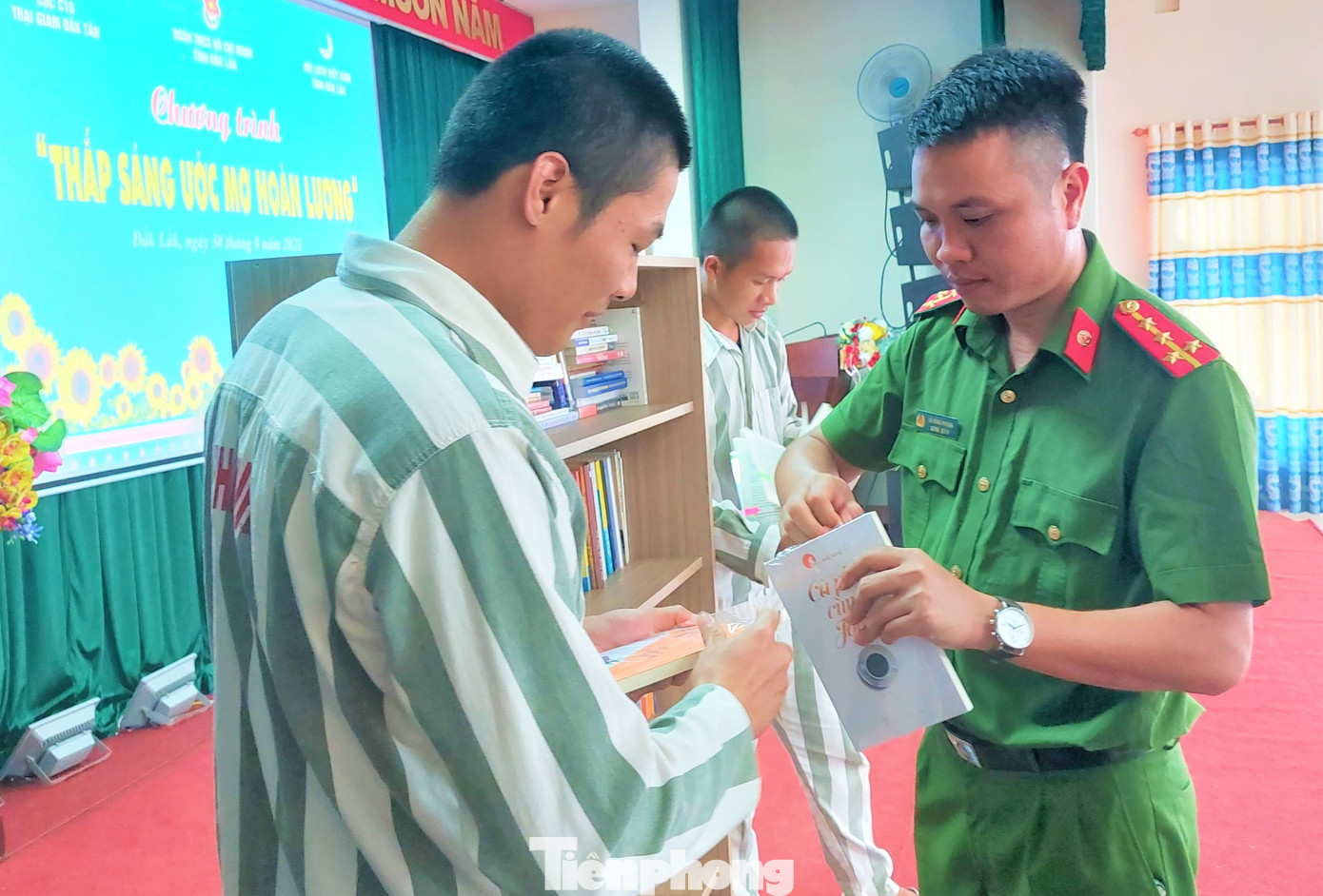 Cán bộ chiến sĩ đang cho phạm nhân mượn sách về đọc Cán bộ chiến sĩ đang cho phạm nhân mượn sách về đọc