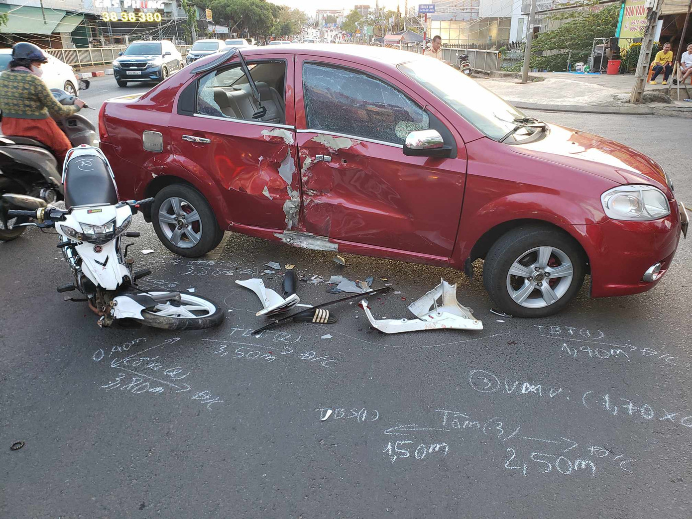 Một vụ tai nạn giao thông vừa xảy ra tại TP Buôn Ma Thuột (Đắk Lắk). Ảnh: A.T. Một vụ tai nạn giao thông vừa xảy ra tại TP Buôn Ma Thuột (Đắk Lắk). Ảnh: A.T.