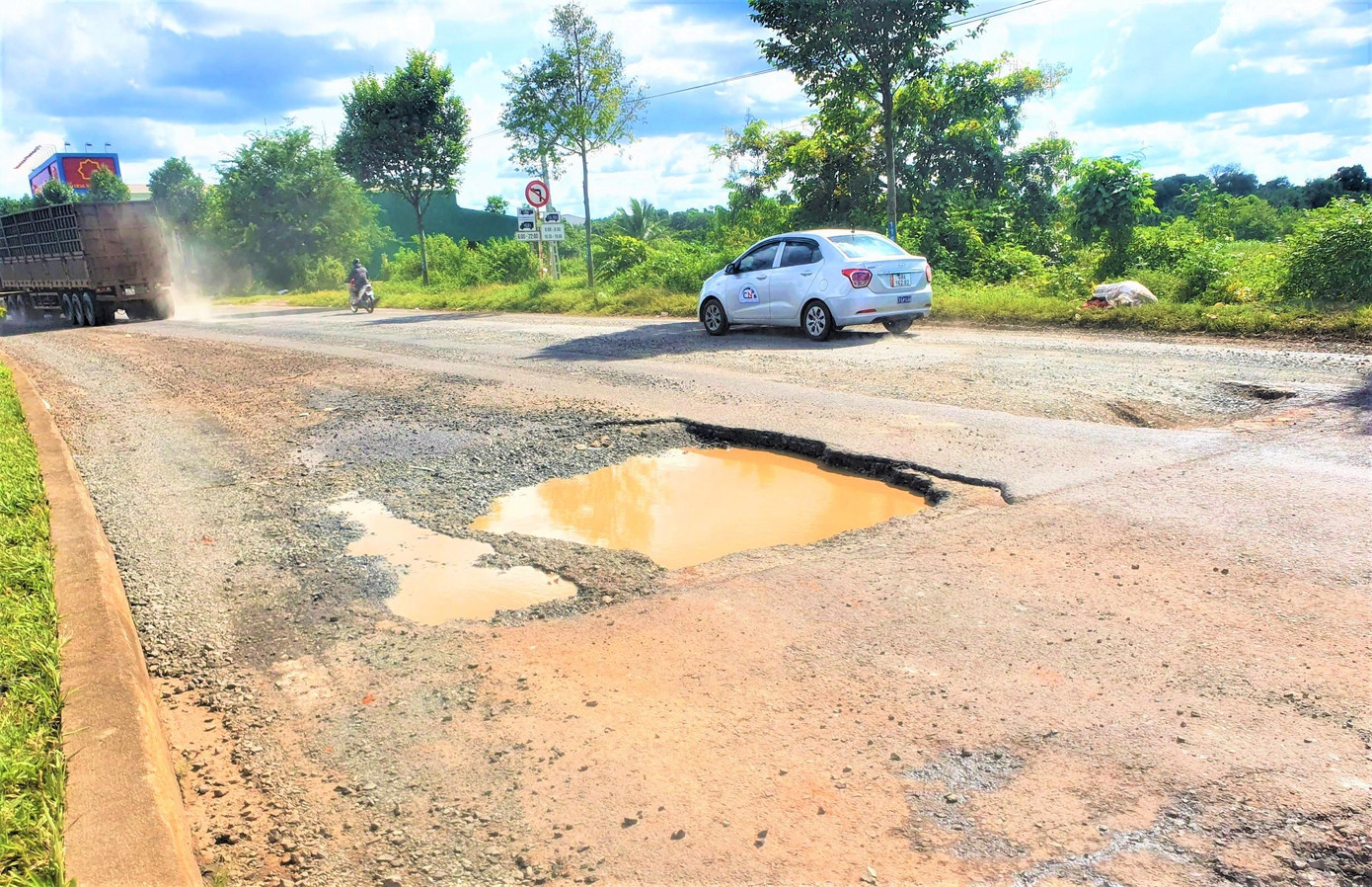 Nhiều "ổ voi" xuất hiện trên tuyến tránh Tây TP.Buôn Ma Thuột