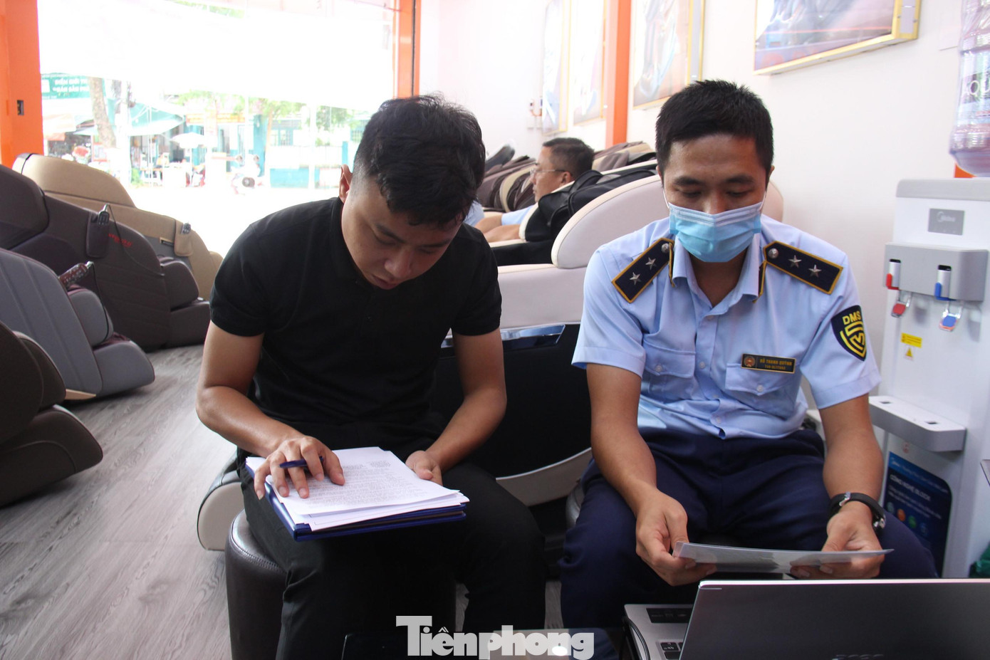 Đoàn kiểm tra lập biên bản xử phạt cửa hàng ATOCHI bán ghế massage không niêm yết giá theo quy định, mức phạt 750.000đ.