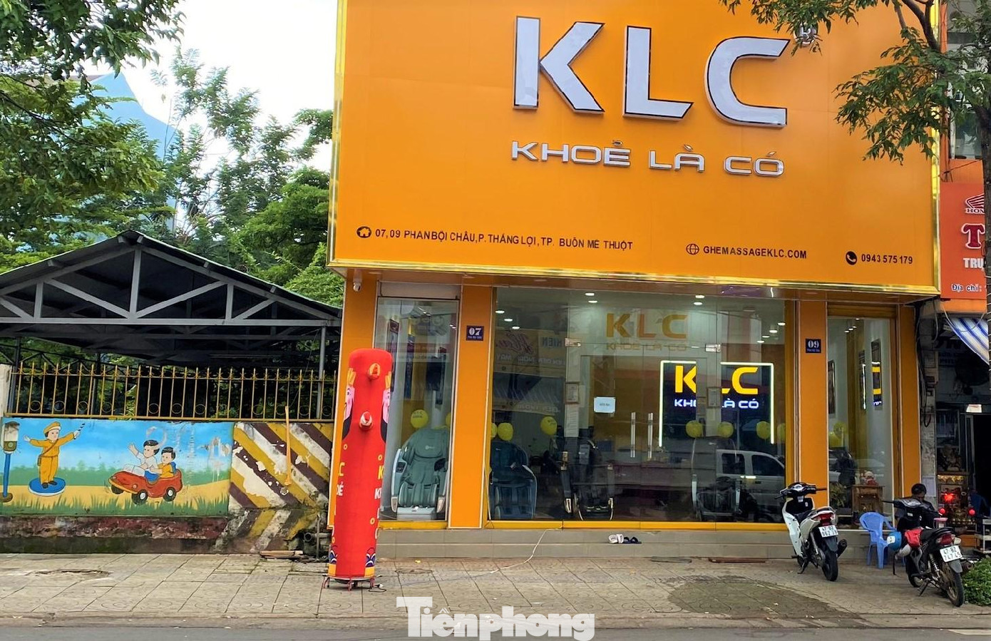 Liên quan tới bài viết Bán ghế massage không hóa đơn, khai loạn giá: Nhà nước thất thu thuế, ngày 19/8, Cục Quản lý thị trường (QLTT) Đắk Lắk cho biết, đã chỉ đạo Đội QLTT số 1 kiểm tra các cửa hàng trên địa bàn TP.Buôn Ma Thuột. Cụ thể, ngày 17/8, đội này kiểm tra cửa hàng ghế massage KLC số 7-9 đường Phan Bội Châu.