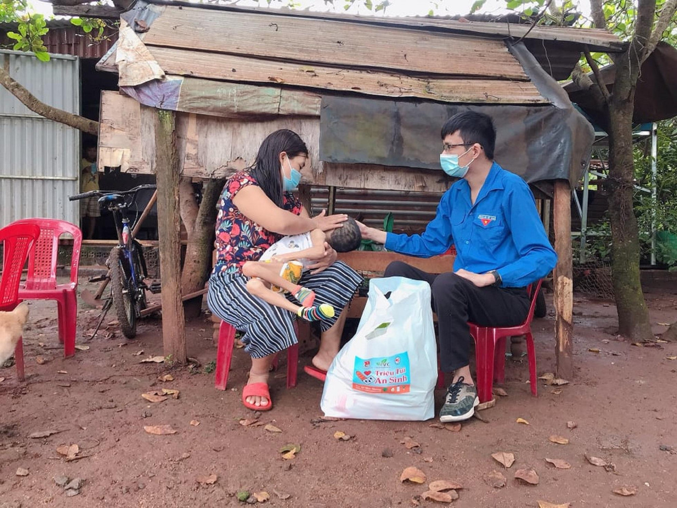 Trưởng nhóm thiện nguyện Ea Kao _Vòng tay yêu thương tặng quà cho hộ khó khăn