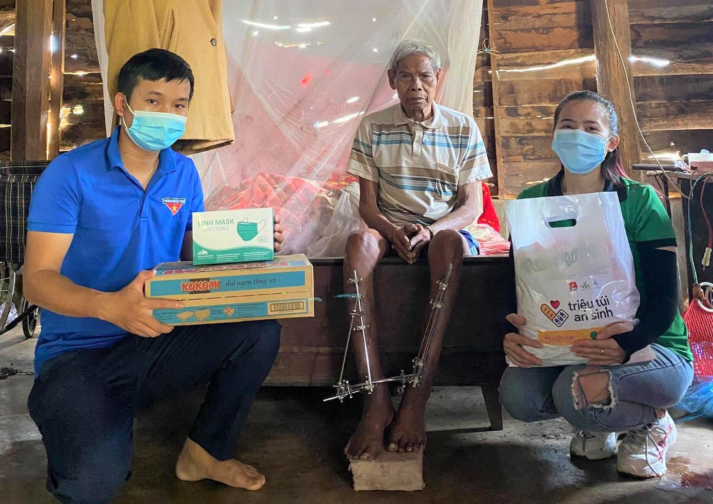 Đại diện nhóm thiện nguyện A4U Ea Kar trao quà cho một trường hợp có hoàn cảnh đặc biệt