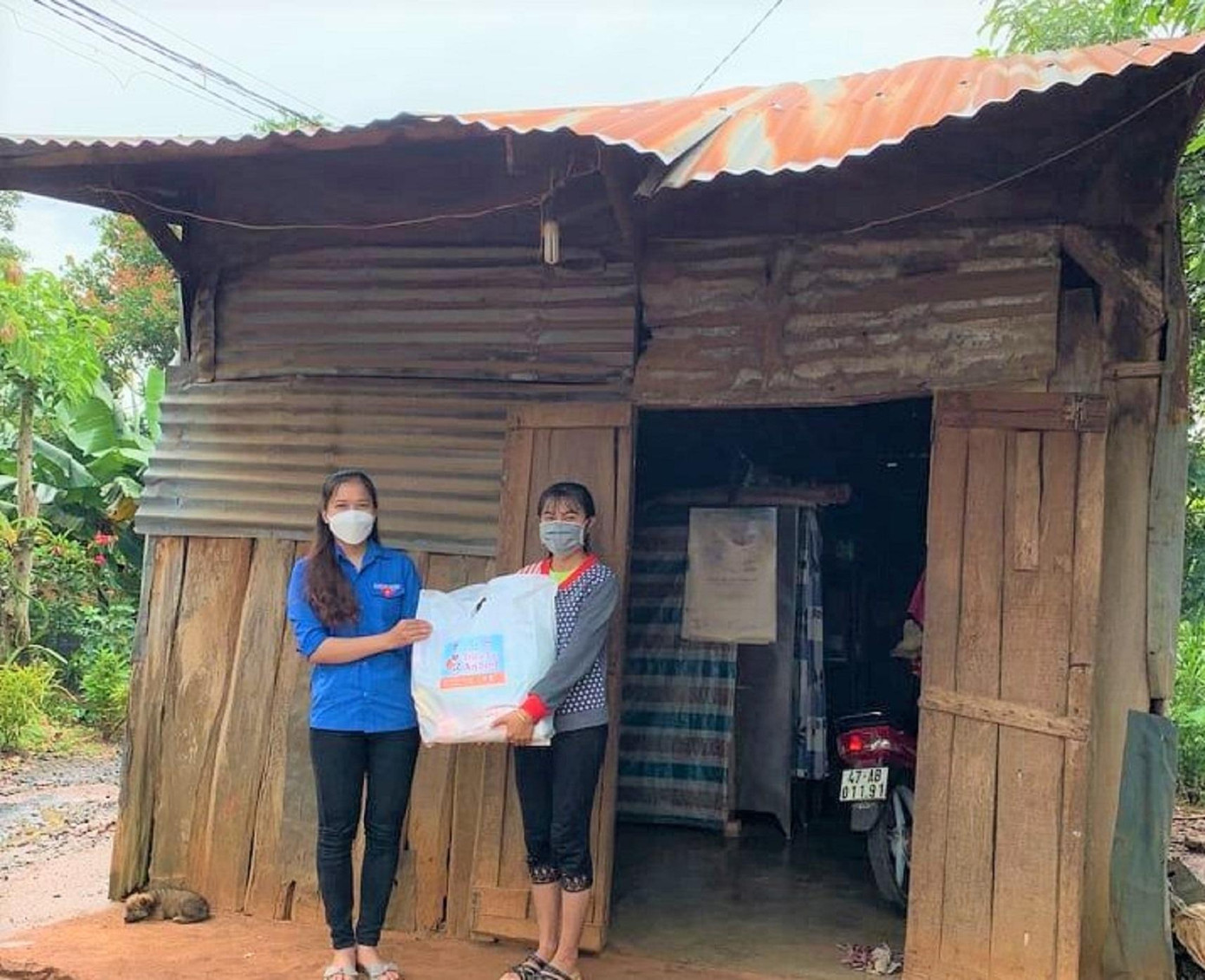 Tình nguyện viên đến từng hộ khó khăn trao "Túi an sinh"