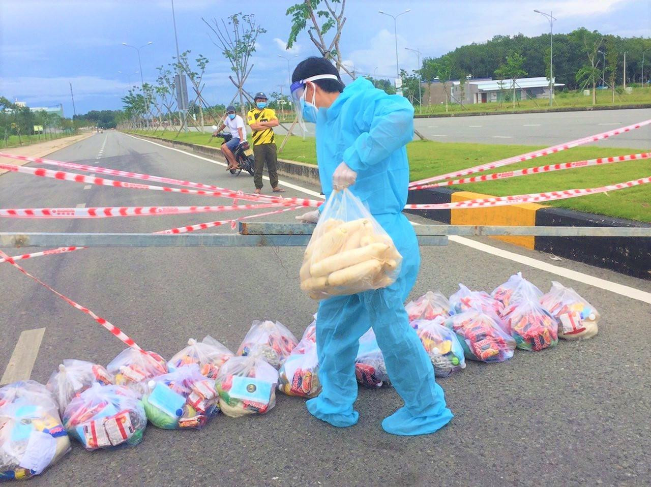 Tình nguyện viên ở Đắk Nông mang quà đến khu vực bị phong tỏa